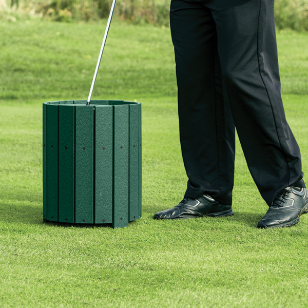 runder Schlägerreiniger Compact in grün auf dem Golfplatze im Einsatz