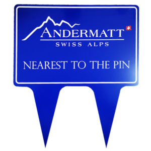 panneau indicateur bleu "NEAREST TO THE PIN"