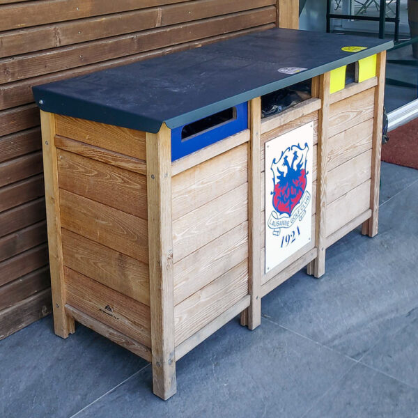 Abfalleimer Comfort aus Holz mit 3 einzelnen Abteilen zur Abfalltrennung. Personalisiert mit dem Logo des Golfclubs und Schilder zur Kennzeichnung der Abfallart