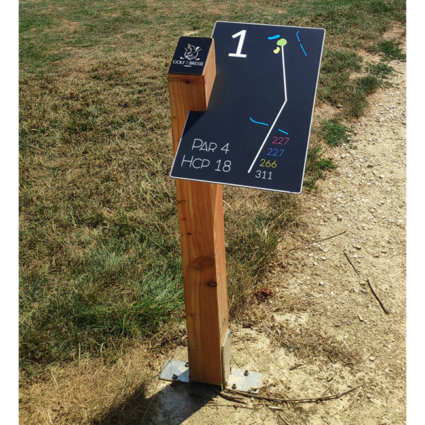 Abschlagspfosten Vision mit Holzpfosten und Lochtafel auf einem Golfplatz