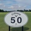Distanzangabe für Driving Ranges mit personalisierter Form, ausgefräster Distanz und Callaway Logo