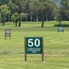 Distanzangabe für Driving Ranges mit personalisierter Form, ausgefräster Distanz und Club Logo