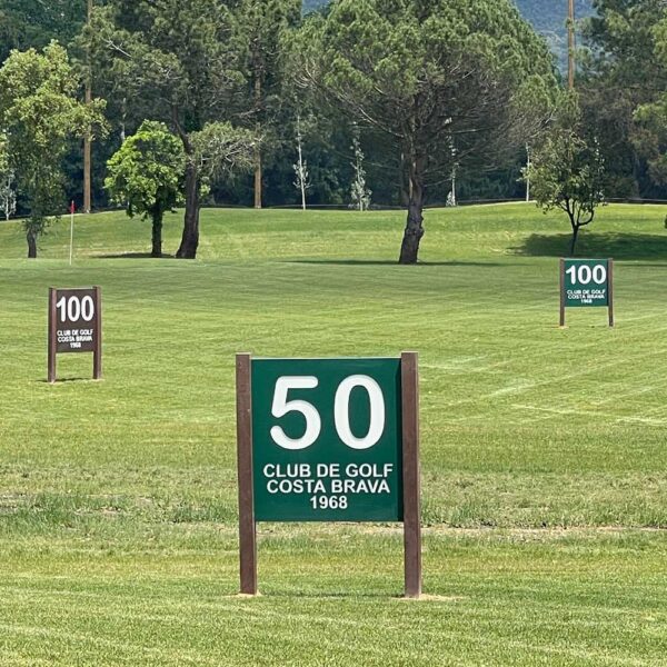 Distanzangabe für Driving Ranges mit personalisierter Form, ausgefräster Distanz und Club Logo