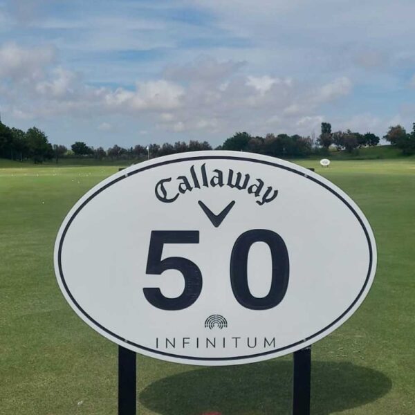 Distanzangabe für Driving Ranges mit personalisierter Form, ausgefräster Distanz und Callaway Logo