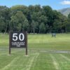 Distanzangabe für Driving Ranges mit personalisierter Form, ausgefräster Distanz und Club Logo