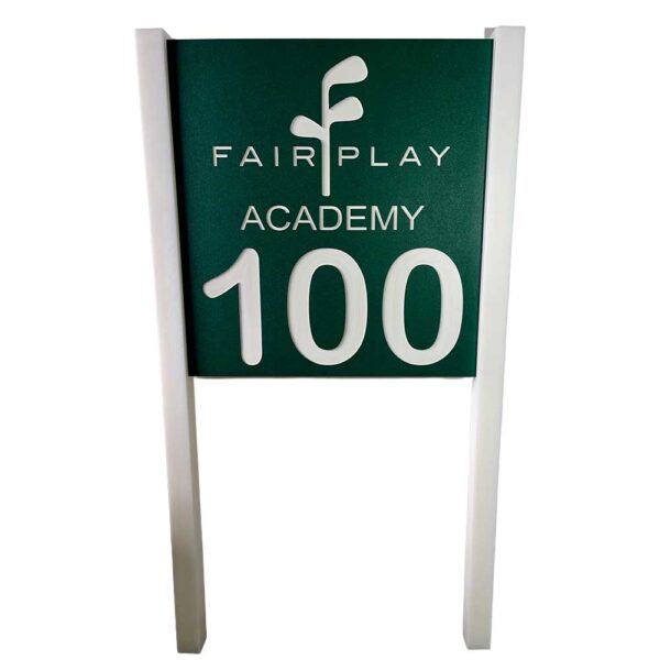 Distanzangabe für Driving Ranges mit ausgefräster Distanz und Club Logo
