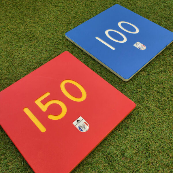 Distanzmarker Multi quadratisch in rot und blau mit Golfclub-Logo