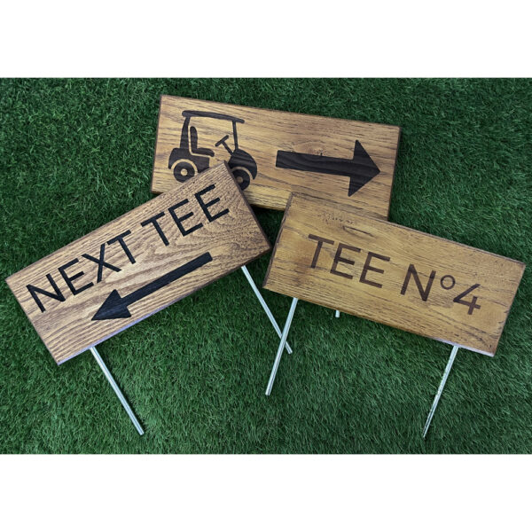 Fairwayschild Wood mit 2 Spike und graviertem Text "Next Tee"