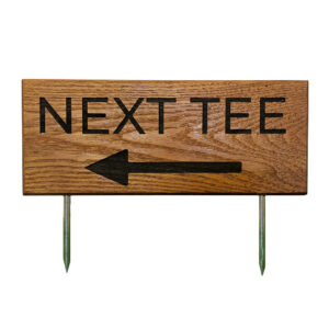 Fairwayschild Wood mit 2 Spike und graviertem Text "Next Tee"