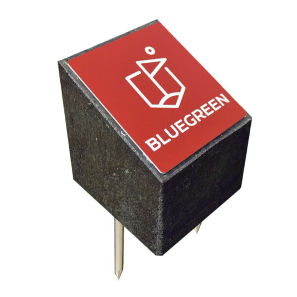 Tee Marker Cube Recycling mit roter Platte mit eingraviertem Logo