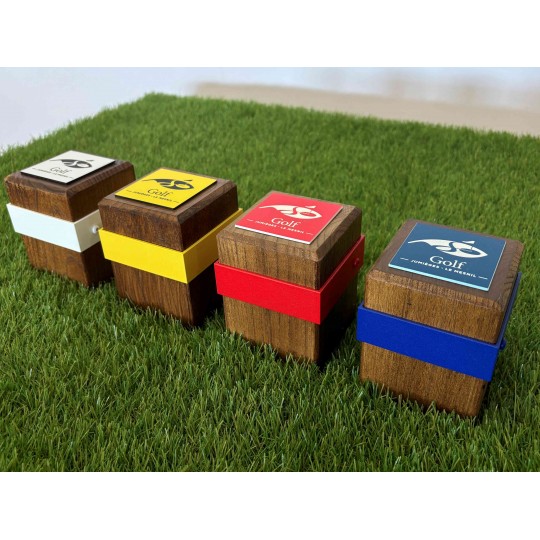 Tee Marker aus robustem Holz mit Logoplatte und Alu-Schiene in verschiedenen Farben