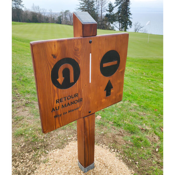 Wegweiser Nature mit einem rechteckigen Schild